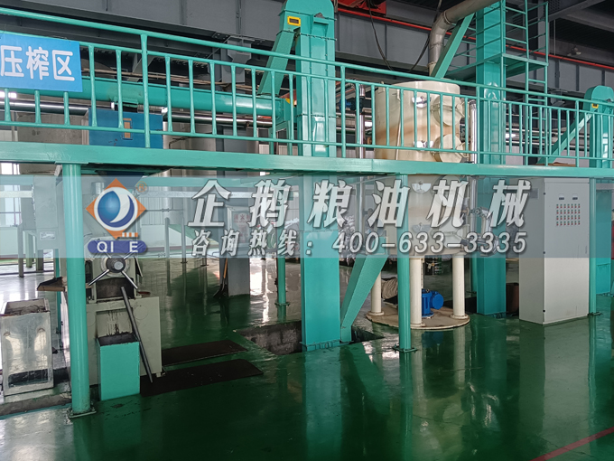 企鵝牌茶籽油雙螺桿榨油機(jī),用心制造獲得客戶(hù)認(rèn)可(圖2) 企鵝牌茶籽油雙螺桿榨油機(jī),用心制造獲得客戶(hù)認(rèn)可(圖2)
