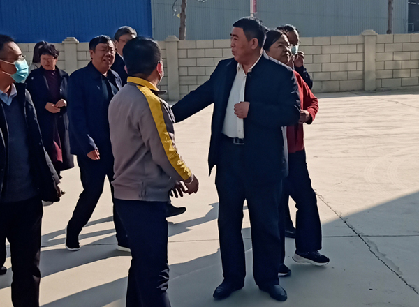 河南省農業廳專家驗收小組對蘭考花生基地及特香型花生油加工設備進行綠色食品加工認證驗收(圖1) 河南省農業廳專家驗收小組對蘭考花生基地及特香型花生油加工設備進行綠色食品加工認證驗收(圖1)